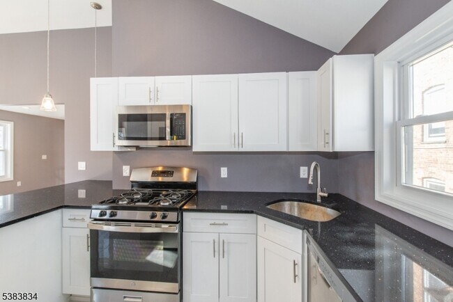 17 Jersey St in Bloomfield, NJ - Building Photo - Building Photo