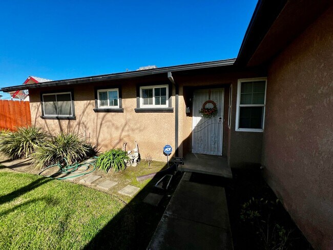 1014 Greenwood Ave in Sanger, CA - Building Photo - Building Photo