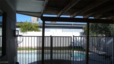 5712 Stacey Ave in Las Vegas, NV - Foto de edificio - Building Photo