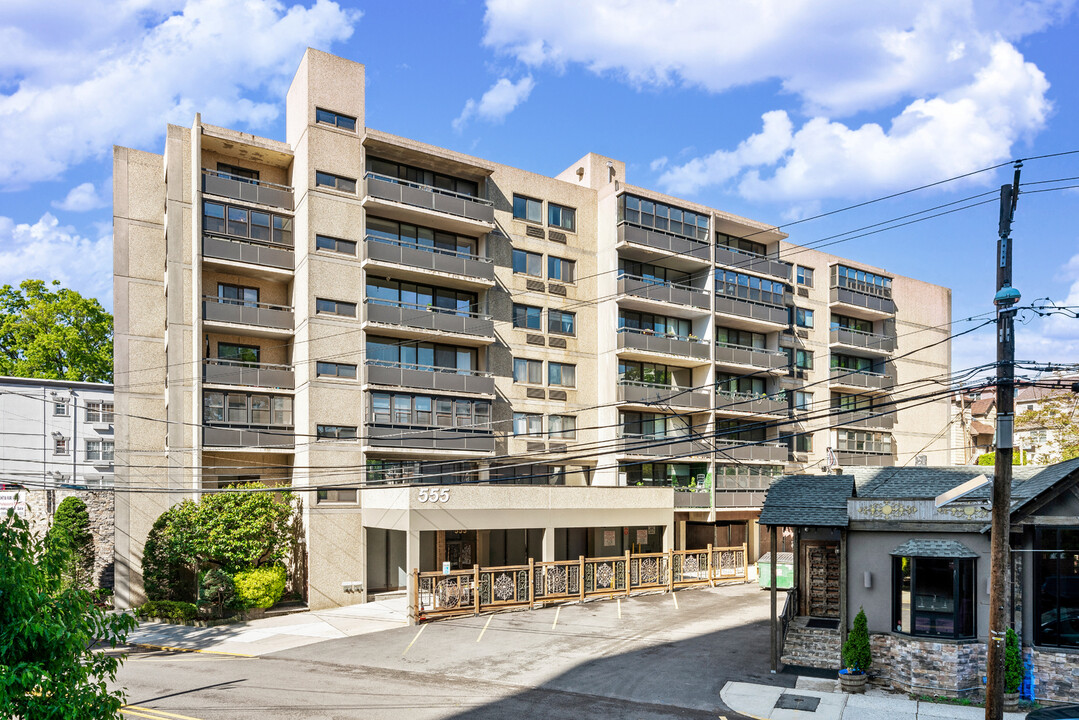 555 Gorge Rd, Unit 4K in Cliffside Park, NJ - Foto de edificio