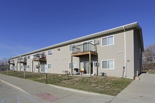 Ravenwood Apartments in Dickinson, ND - Building Photo