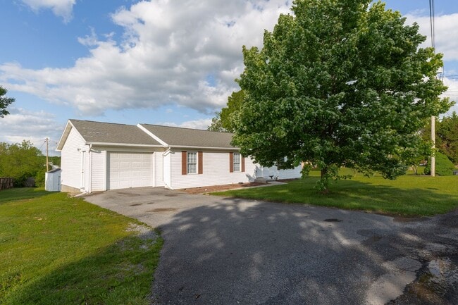 161 Knoll Dr in Martinsburg, WV - Building Photo - Building Photo