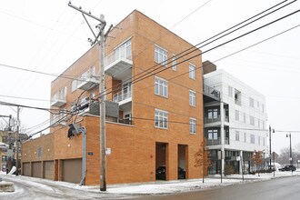 Manor's Gate in Chicago, IL - Building Photo - Building Photo