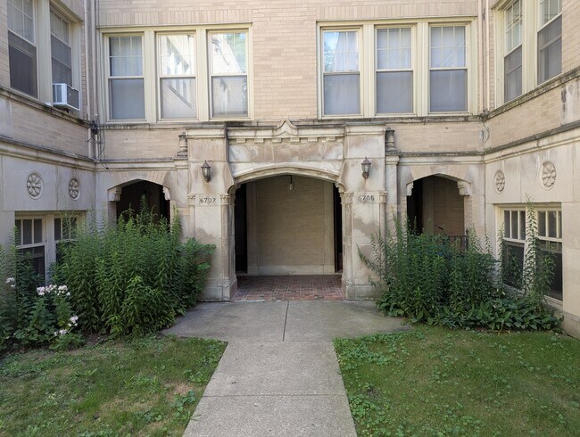 property at 6705 N Greenview Ave