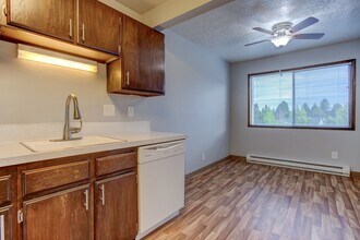 French Chateau Apartments in Beaverton, OR - Building Photo - Building Photo