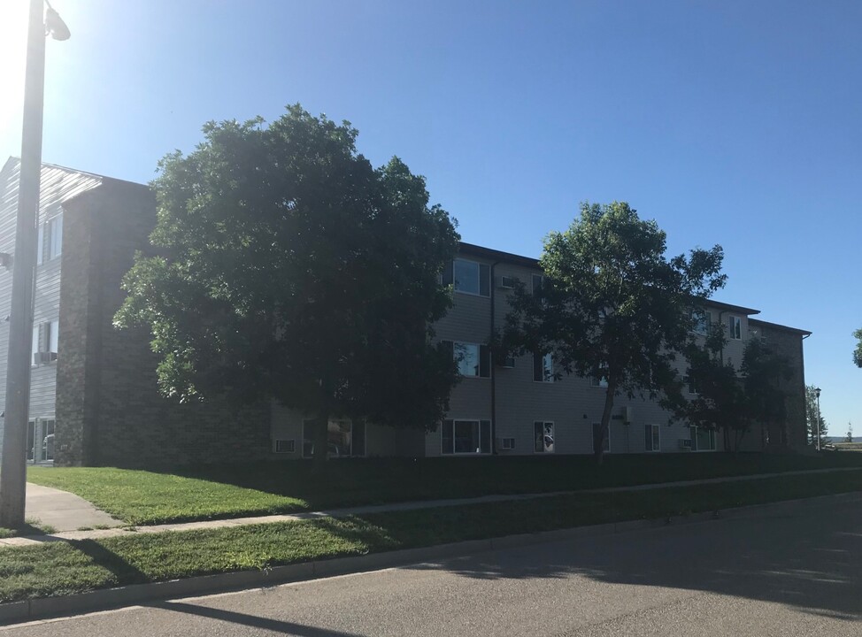 1402 20th Ave W in Williston, ND - Building Photo