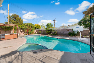 44560 Lostwood Ave in Lancaster, CA - Building Photo - Building Photo