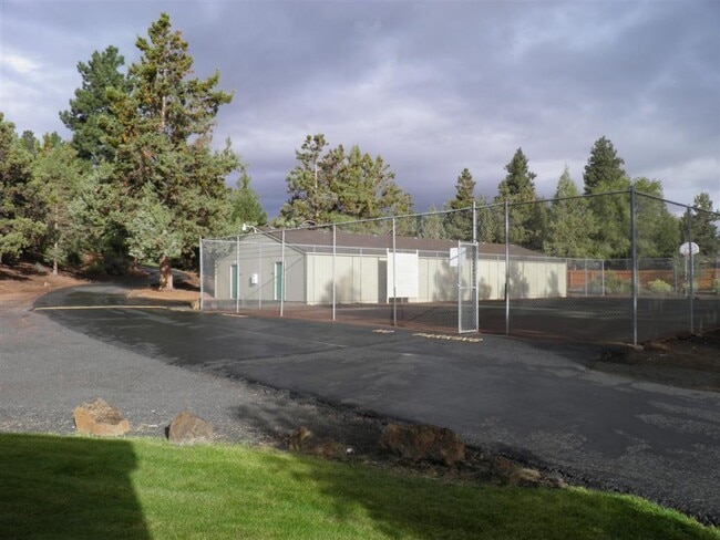 1700 NE Wells Acres Rd in Bend, OR - Building Photo - Building Photo