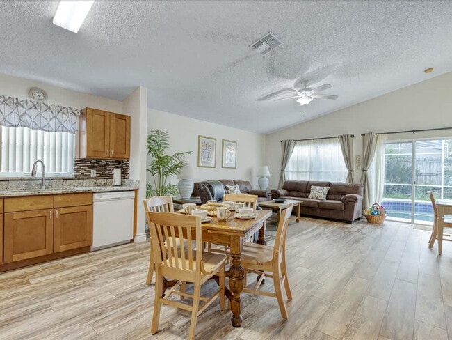 520 Castlemain Cir