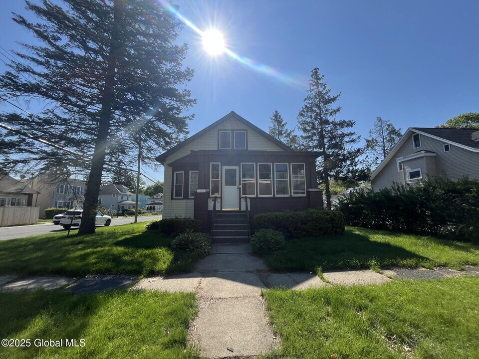 1822 7th St in Rensselaer, NY - Building Photo