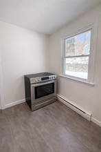 156 Main St, Unit B1 in Canton, CT - Foto de edificio - Building Photo