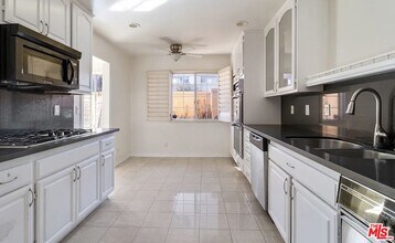 5200 White Oak Ave in Los Angeles, CA - Building Photo - Building Photo