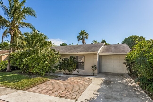 5927 Ithaca Cir W in Greenacres, FL - Building Photo - Building Photo
