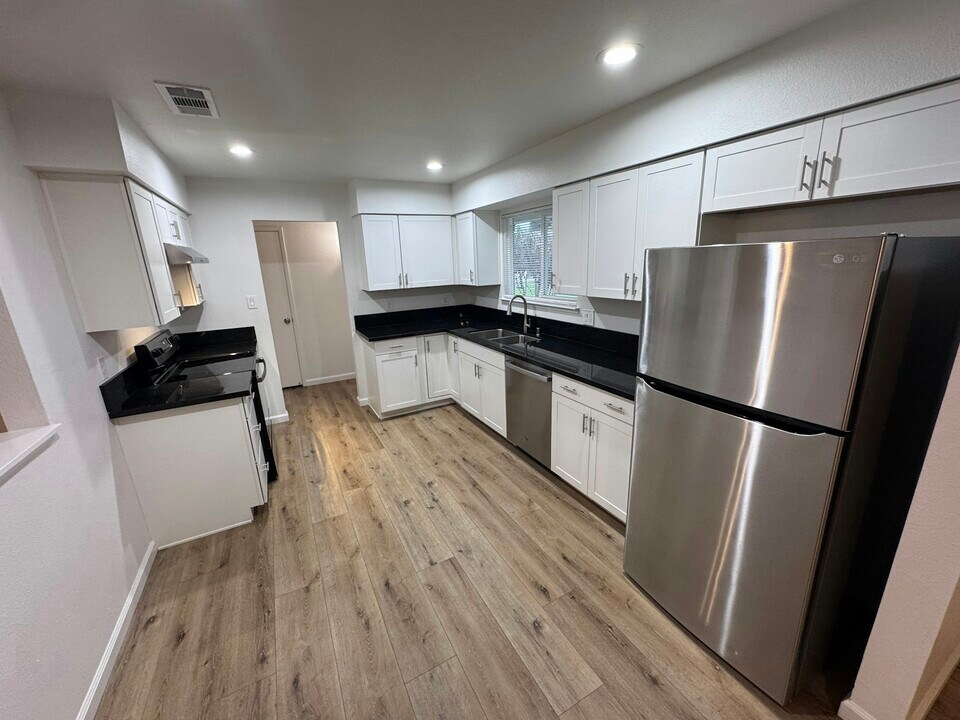 4557 N Sequoia Dr in Fresno, CA - Building Photo