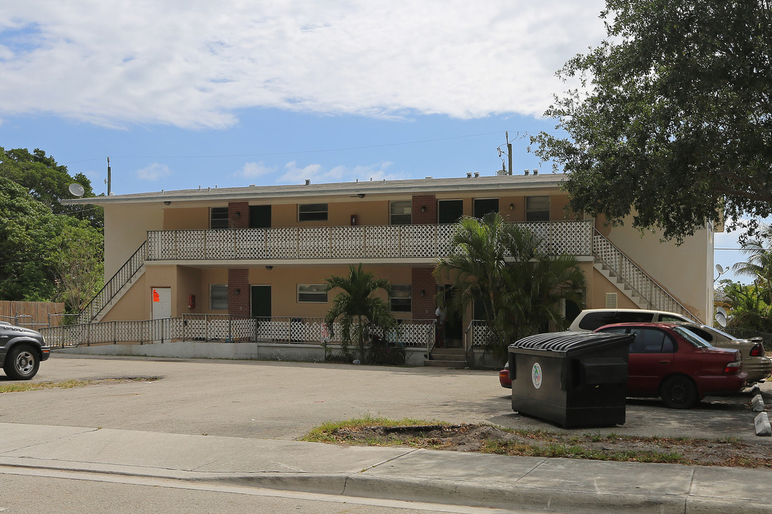 700 S A St in Lake Worth, FL - Building Photo