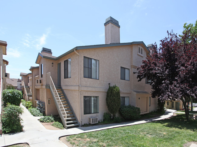 Fallbrook Hills Apartments in Fallbrook, CA - Foto de edificio - Building Photo