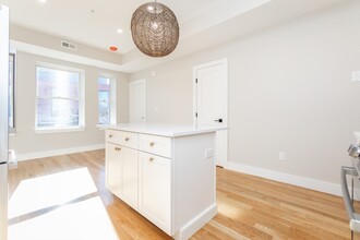 871 Cambridge St, Unit #2 in Cambridge, MA - Foto de edificio - Building Photo