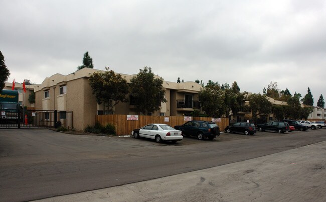 Helix De Oro Condos in Spring Valley, CA - Foto de edificio - Building Photo