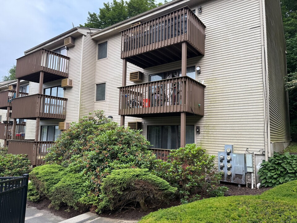 38 Padanaram Ave in Danbury, CT - Building Photo