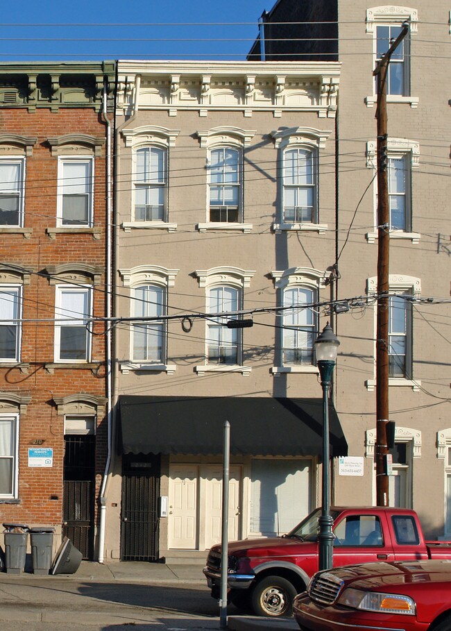 212 E Thirteenth St in Cincinnati, OH - Foto de edificio - Building Photo