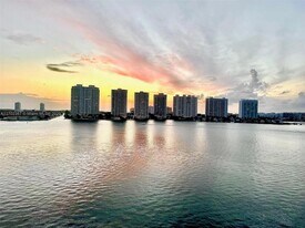 17600 N Bay Rd in Sunny Isles Beach, FL - Building Photo