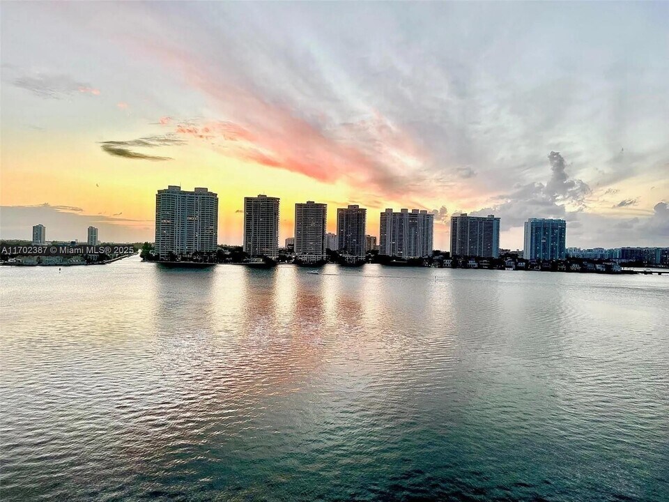 17600 N Bay Rd in Sunny Isles Beach, FL - Building Photo