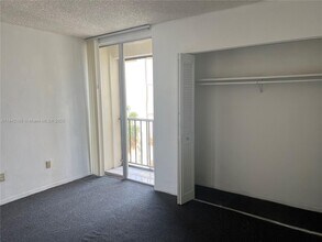 9210 Fontainebleau Blvd in Miami, FL - Building Photo - Building Photo