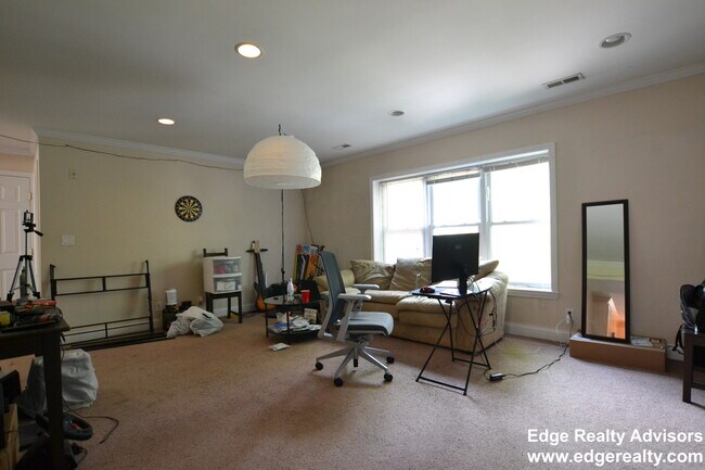 60 Matchett St, Unit 4 in Boston, MA - Foto de edificio - Building Photo