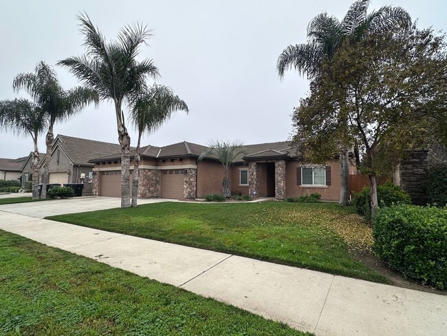 5235 W Nellis Ct in Visalia, CA - Building Photo - Building Photo