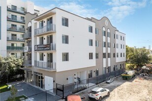 650 SW 1st St in Miami, FL - Building Photo