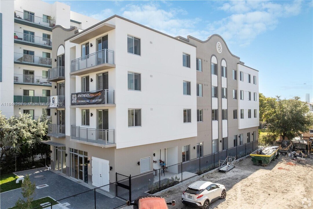 650 SW 1st St in Miami, FL - Building Photo