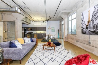 825 East 4th St-Unit -504 in Los Angeles, CA - Foto de edificio - Building Photo