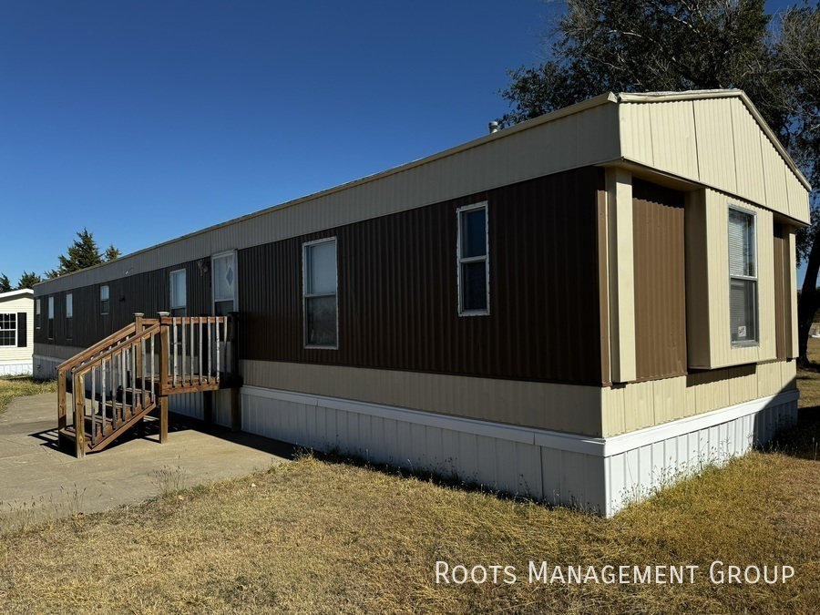 106 Darcie Dr in Hays, KS - Foto de edificio