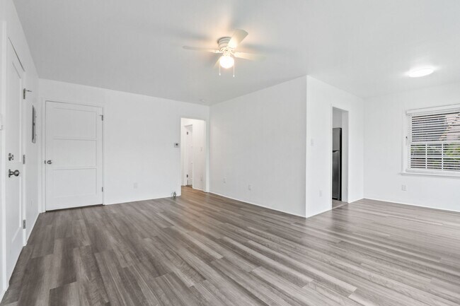 NEWLY RENOVATED APARTMENTS IN PRIME ALAMITOS BEACH in Long Beach, CA - Foto de edificio - Building Photo