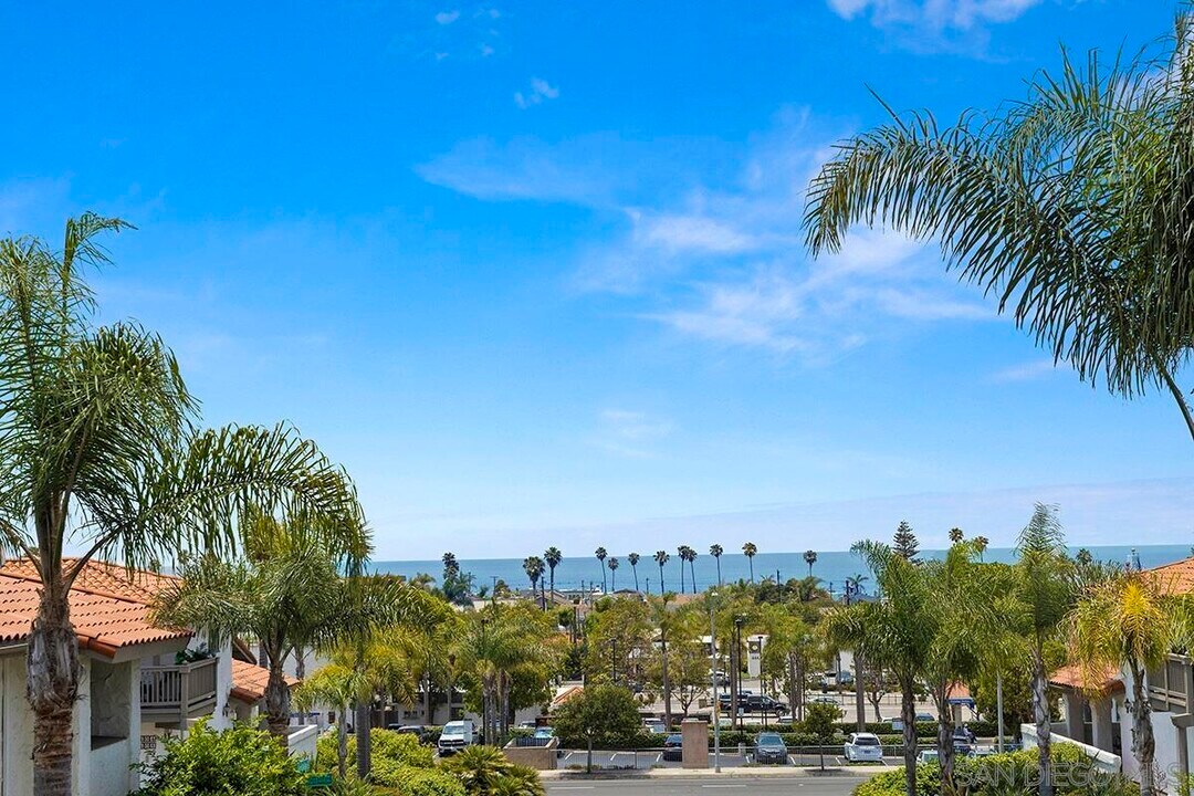 378 Playa Blanca in Encinitas, CA - Building Photo