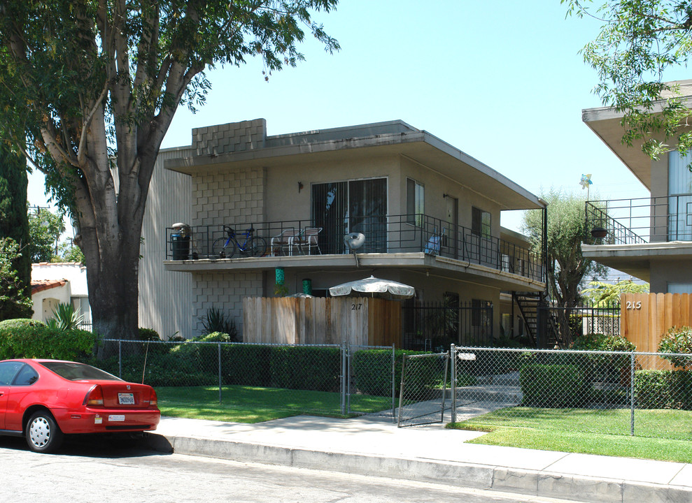 217 W Cypress Ave in Monrovia, CA - Foto de edificio