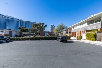 668 Oakmont Ave in Las Vegas, NV - Building Photo - Building Photo