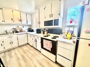 657 Hanson St in Fredericton, NB - Building Photo - Building Photo