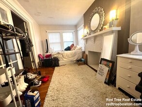 200 Commonwealth Ave, Unit 1 in Chestnut Hill, MA - Foto de edificio - Building Photo