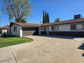 3801 Bianchi Way in Bakersfield, CA - Building Photo