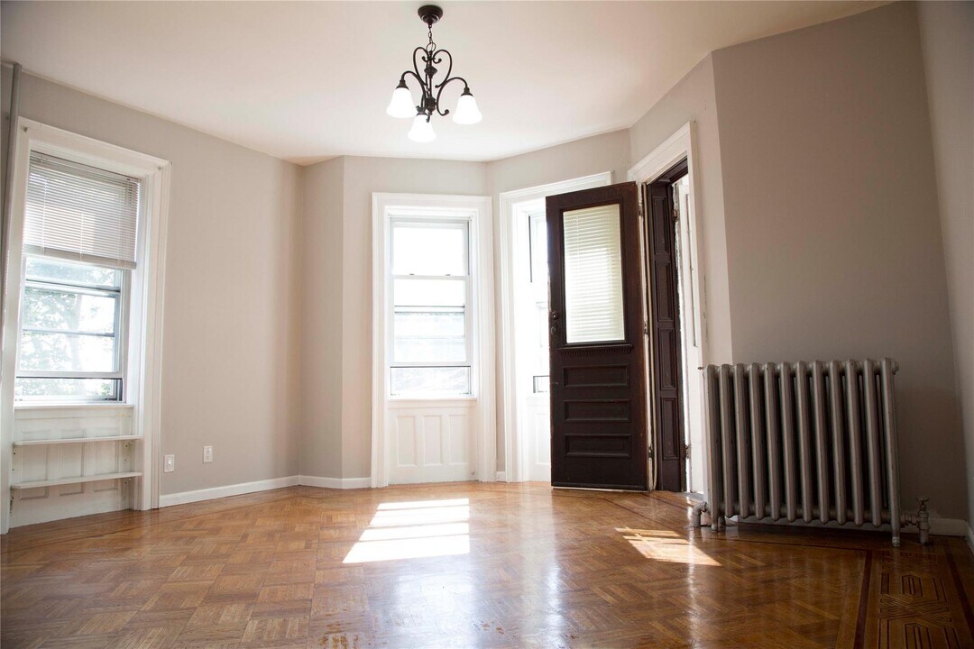 85-04 Park Ln S in Queens, NY - Building Photo