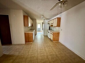 5904 Sara St in Fayetteville, AR - Foto de edificio - Building Photo