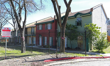 Orleans Court Condos in Austin, TX - Foto de edificio - Building Photo