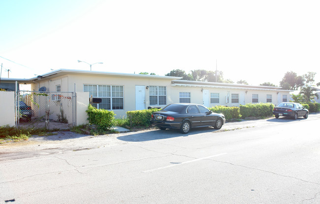 425-431 NE 8th St in Fort Lauderdale, FL - Building Photo - Building Photo