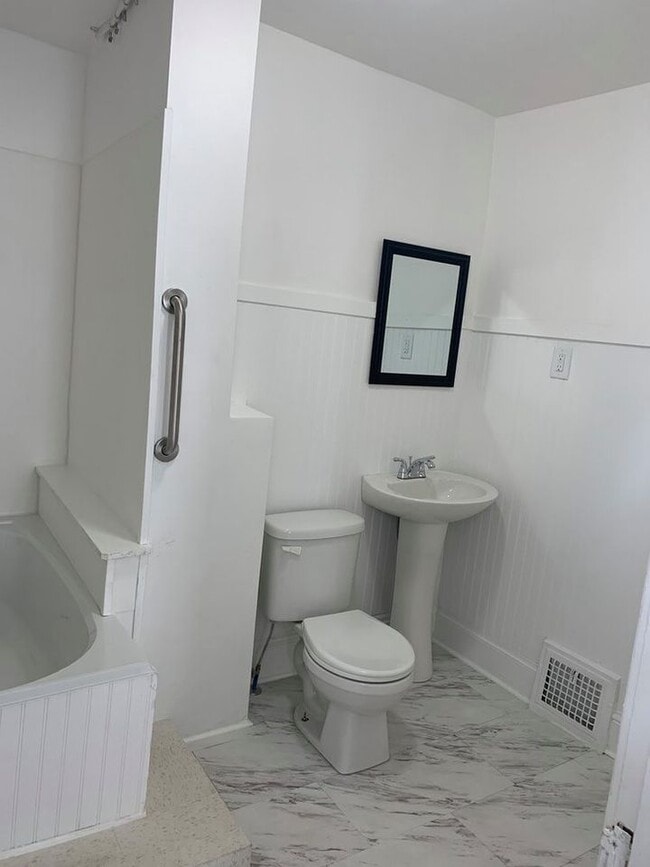 4023 woburn ave in Cleveland, OH - Foto de edificio - Building Photo