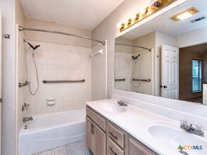 1810 Ramona Cir in San Marcos, TX - Foto de edificio - Building Photo