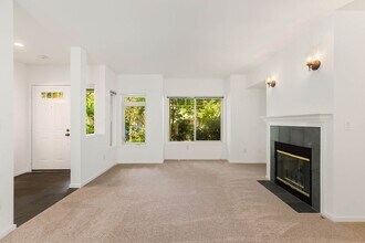 15855 NE 92nd Way in Redmond, WA - Building Photo - Building Photo