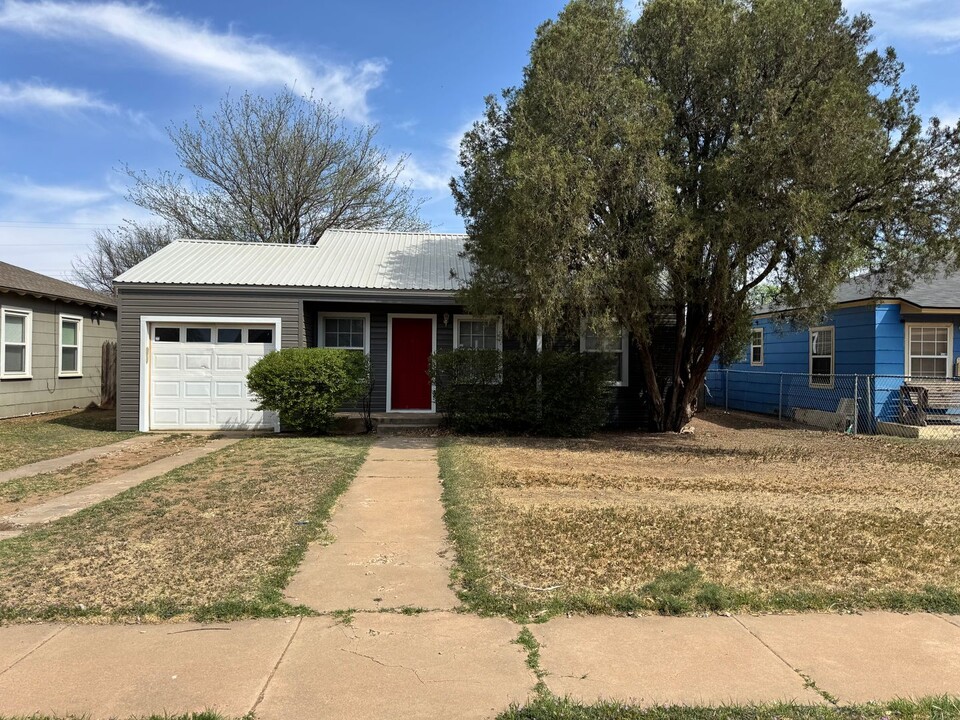 2704 37th St in Lubbock, TX - Building Photo