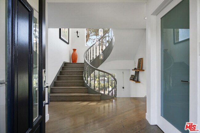 2609 Creston Dr in Los Angeles, CA - Foto de edificio - Building Photo