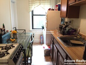 349 Pleasant St in Malden, MA - Foto de edificio - Building Photo